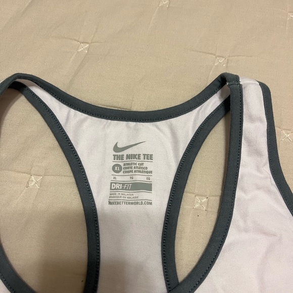 Nike workout shirt - Picture 3 of 3